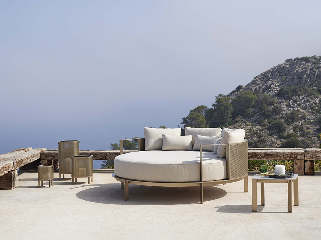 loungebedden ligbedden zwembad tuin terras ligzetels lounge tuin luxetuin villatuin exclusieve tuin tuinen lifestyle buitenmeubelen tuinmeubilair tuinmeubels outdoor design architectuur magazine Chic Gardens stijlvol uniek origineel comfort comfortabel zon zonnebed blikvanger kwaliteit chill bed Gandiablasco Ethimo Moroso kleuren zomer zomervakantie chique Chic Gardens Belgisch tijdschrift