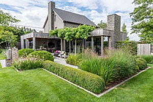 Tuinen Hoornaert magazine chic gardens tuinaanlegger tuinontwerper tuinarchitect architectuur tuinen exclusief luxe villatuin Deinze Wontergem info tuininspiratie chique tuintips beleving tuinonderhoud tuinprojecten tuinreportages tuinmagazine tijdschrift luxe tuinen moderne tuin tuinfirma tuinmeubels tuinverlichting illustratietuin wedstrijd de vlaamse tuinaannemer winnaar bekroonde tuin voortuin zwembad zwemvijver vijver planten bloemen bomen schaduwtuin Tuinen Hoornaert magazine tijdschrift Chic Gardens