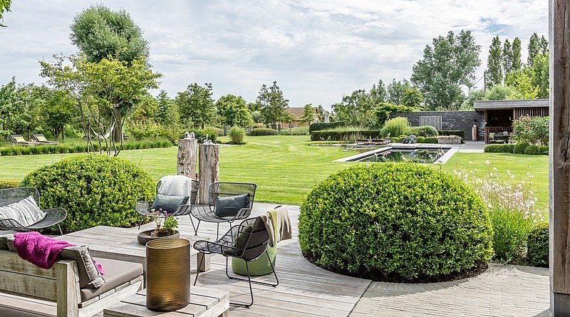 Tuinen Hoornaert magazine chic gardens tuinaanlegger tuinontwerper tuinarchitect architectuur tuinen exclusief luxe villatuin Deinze Wontergem info tuininspiratie chique tuintips beleving tuinonderhoud tuinprojecten tuinreportages tuinmagazine tijdschrift luxe tuinen moderne tuin tuinfirma tuinmeubels tuinverlichting illustratietuin wedstrijd de vlaamse tuinaannemer winnaar bekroonde tuin voortuin zwembad zwemvijver vijver planten bloemen bomen schaduwtuin Tuinen Hoornaert magazine tijdschrift Chic Gardens