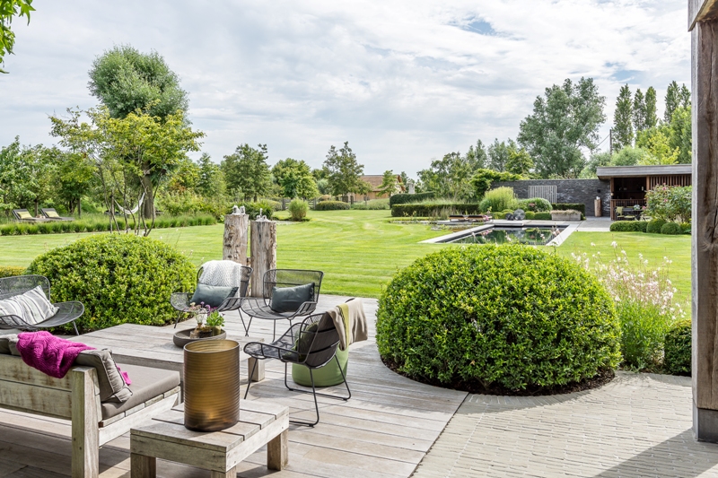 Tuinen Hoornaert magazine chic gardens tuinaanlegger tuinontwerper tuinarchitect architectuur tuinen exclusief luxe villatuin Deinze Wontergem info tuininspiratie chique tuintips beleving tuinonderhoud tuinprojecten tuinreportages tuinmagazine tijdschrift luxe tuinen moderne tuin tuinfirma tuinmeubels tuinverlichting illustratietuin wedstrijd de vlaamse tuinaannemer winnaar bekroonde tuin voortuin zwembad zwemvijver vijver planten bloemen bomen schaduwtuin Tuinen Hoornaert magazine tijdschrift Chic Gardens