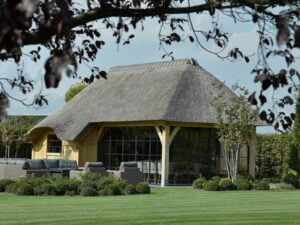 De boomkamer authentieke luxe op maat tuinbeleving tuininspiratie leefruimte buitenruimte exterieur terras boomhutten luxecocons handgemaakt in België handmade houten bijgebouwen exclusieve tuinen en projecten ambachtelijk stijlvol gastenverblijf tuinkantoor wellnessruimte poolhouse bijgebouw kwaliteit magazine chic gardens