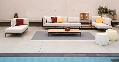 royal botania najaar herfst nazomeren indian summer buitenruimte buitenzithoek voor alle seizoenen lusit collectie tono collectie buitensalon zithoek tuin terras inspiratie tuinbeleving luxe exclusieve tuin design outdoor living trends poef planten aankleding gezellig tuinmeubilair tuinmeubels zomer winter zon magazine chic gardens