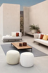 royal botania najaar herfst nazomeren indian summer buitenruimte buitenzithoek voor alle seizoenen lusit collectie tono collectie buitensalon zithoek tuin terras inspiratie tuinbeleving luxe exclusieve tuin design outdoor living trends poef planten aankleding gezellig tuinmeubilair tuinmeubels zomer winter zon magazine chic gardens
