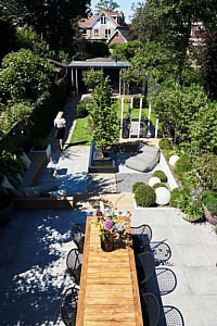 Biesot Tuinen & Parken tuinaanleg tuinontwerp tuinarchitectuur tuinarchitect stijlvolle stadstuinen comfort luxe outdoor living outdoor design buitenmeubelen tuinmeubelen tuinmeubels tuinen villatuin exclusieve tuinen chique hovenier hoveniersbedrijf ontwerp realisatie The Garden Store afwerking groene oase sfeer tuininspiratie buitenkamer terras variatie Belgisch magazine Chic Gardens