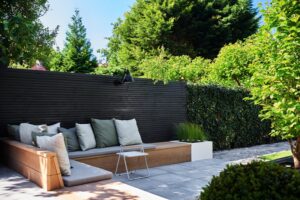 Biesot Tuinen & Parken tuinaanleg tuinontwerp tuinarchitectuur tuinarchitect stijlvolle stadstuinen comfort luxe outdoor living outdoor design buitenmeubelen tuinmeubelen tuinmeubels tuinen villatuin exclusieve tuinen chique hovenier hoveniersbedrijf ontwerp realisatie The Garden Store afwerking groene oase sfeer tuininspiratie buitenkamer terras variatie Belgisch magazine Chic Gardens