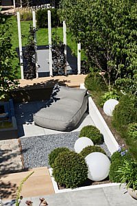 Biesot Tuinen & Parken tuinaanleg tuinontwerp tuinarchitectuur tuinarchitect stijlvolle stadstuinen comfort luxe outdoor living outdoor design buitenmeubelen tuinmeubelen tuinmeubels tuinen villatuin exclusieve tuinen chique hovenier hoveniersbedrijf ontwerp realisatie The Garden Store afwerking groene oase sfeer tuininspiratie buitenkamer terras variatie Belgisch magazine Chic Gardens