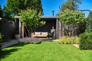 Biesot Tuinen & Parken tuinaanleg tuinontwerp tuinarchitectuur tuinarchitect stijlvolle stadstuinen comfort luxe outdoor living outdoor design buitenmeubelen tuinmeubelen tuinmeubels tuinen villatuin exclusieve tuinen chique hovenier hoveniersbedrijf ontwerp realisatie The Garden Store afwerking groene oase sfeer tuininspiratie buitenkamer terras variatie Belgisch magazine Chic Gardens