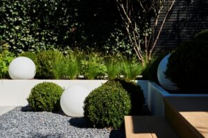 Biesot Tuinen & Parken tuinaanleg tuinontwerp tuinarchitectuur tuinarchitect stijlvolle stadstuinen comfort luxe outdoor living outdoor design buitenmeubelen tuinmeubelen tuinmeubels tuinen villatuin exclusieve tuinen chique hovenier hoveniersbedrijf ontwerp realisatie The Garden Store afwerking groene oase sfeer tuininspiratie buitenkamer terras variatie Belgisch magazine Chic Gardens