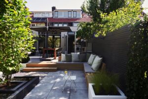 Biesot Tuinen & Parken tuinaanleg tuinontwerp tuinarchitectuur tuinarchitect stijlvolle stadstuinen comfort luxe outdoor living outdoor design buitenmeubelen tuinmeubelen tuinmeubels tuinen villatuin exclusieve tuinen chique hovenier hoveniersbedrijf ontwerp realisatie The Garden Store afwerking groene oase sfeer tuininspiratie buitenkamer terras variatie Belgisch magazine Chic Gardens