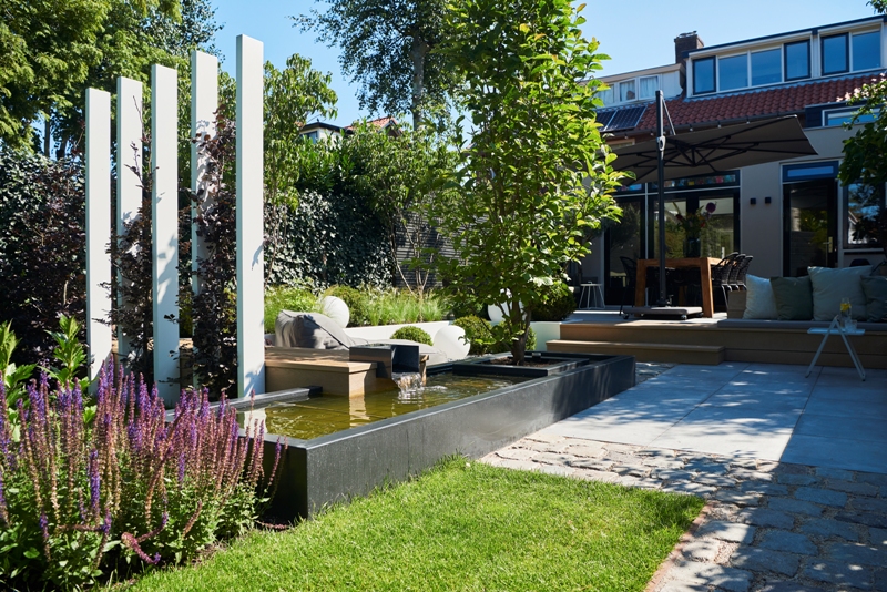 Biesot Tuinen & Parken tuinaanleg tuinontwerp tuinarchitectuur tuinarchitect stijlvolle stadstuinen comfort luxe outdoor living outdoor design buitenmeubelen tuinmeubelen tuinmeubels tuinen villatuin exclusieve tuinen chique hovenier hoveniersbedrijf ontwerp realisatie The Garden Store afwerking groene oase sfeer tuininspiratie buitenkamer terras variatie Belgisch magazine Chic Gardens