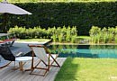Geoblauw ecozwembad ecozwembaden zwembaden zwemvijvers zwemplezier zwemmen tuin nieuw chloor nadelen geen chemische producten natuur natuurlijk exclusieve tuinen villatuinen zuiver water ecologisch biologisch voordelen lifestyle outdoor living outdoor design trends planten filteren zwembad chloorzwembad vormgeving waterplanten advies inspiratie tips magazine belgie belgisch chic gardens