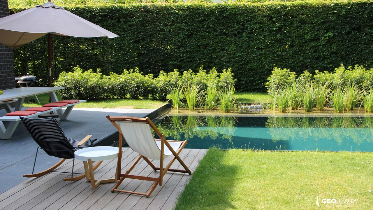 Geoblauw ecozwembad ecozwembaden zwembaden zwemvijvers zwemplezier zwemmen tuin nieuw chloor nadelen geen chemische producten natuur natuurlijk exclusieve tuinen villatuinen zuiver water ecologisch biologisch voordelen lifestyle outdoor living outdoor design trends planten filteren zwembad chloorzwembad vormgeving waterplanten advies inspiratie tips magazine belgie belgisch chic gardens
