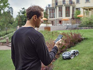 Husqvarna automower aansturing van IFTTT If this then that app automower connect smartphone slimme bediening afstandsbesturing koppeling met andere apps innovatie grasmaaier automatisch robotmaaier app nieuw gras maaien graf afrijden tips tuinieren tuinklusjes verlichten in de tuin werken tuinklus tuintaken tuinliefhebbers natuur groen chic gardens magazine Belgisch inspiratie tuininspiratie exclusieve tuinen luxe villatuin outdoor living outdoor design