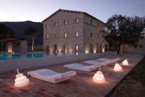 tuinverlichting buitenverlichting lampen vloerlamp staanlamp tuin exclusief uniek sfeer najaar terrasaankleding accessoires tuintrends lichten buitenruimte lifetyle outdoor design outdoor living luxe chique exclusief magazine chic garden belgisch magazine