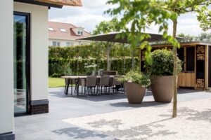 Meker tuinen Nederland totaalproject tuinproject tuinen exclusief luxe natuurlijke omgeving buitenkeuken tuininspiratie tuinontwerp tuinaanleg droomtuinen tuinideeën tuinmeubilair tuinmeubelen plantenpotten speelhut voor kinderen kindvriendelijke tuin barbecue outdoor living buitenruimte tuinarchitectuur tuinen lifestyle chique speelhuis boomhut magazine Chic Gardens