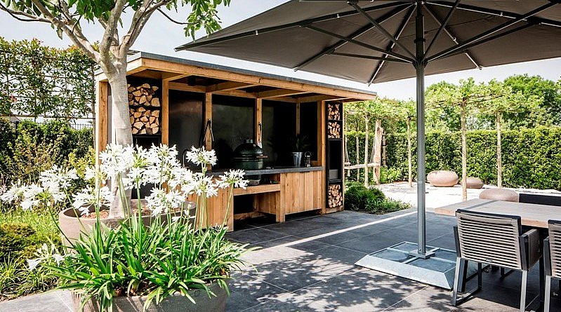 Meker tuinen Nederland totaalproject tuinproject tuinen exclusief luxe natuurlijke omgeving buitenkeuken tuininspiratie tuinontwerp tuinaanleg droomtuinen tuinideeën tuinmeubilair tuinmeubelen plantenpotten speelhut voor kinderen kindvriendelijke tuin barbecue outdoor living buitenruimte tuinarchitectuur tuinen lifestyle chique speelhuis boomhut magazine Chic Gardens