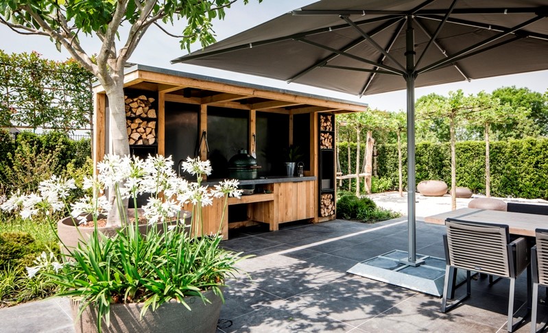 Meker tuinen Nederland totaalproject tuinproject tuinen exclusief luxe natuurlijke omgeving buitenkeuken tuininspiratie tuinontwerp tuinaanleg droomtuinen tuinideeën tuinmeubilair tuinmeubelen plantenpotten speelhut voor kinderen kindvriendelijke tuin barbecue outdoor living buitenruimte tuinarchitectuur tuinen lifestyle chique speelhuis boomhut magazine Chic Gardens