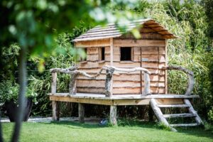Meker tuinen Nederland totaalproject tuinproject tuinen exclusief luxe natuurlijke omgeving buitenkeuken tuininspiratie tuinontwerp tuinaanleg droomtuinen tuinideeën tuinmeubilair tuinmeubelen plantenpotten speelhut voor kinderen kindvriendelijke tuin barbecue outdoor living buitenruimte tuinarchitectuur tuinen lifestyle chique speelhuis boomhut magazine Chic Gardens