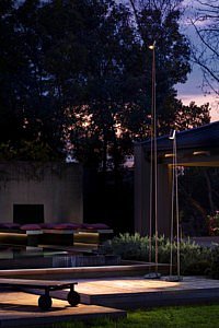 tuinverlichting buitenverlichting lampen vloerlamp staanlamp tuin exclusief uniek sfeer najaar terrasaankleding accessoires tuintrends lichten buitenruimte lifetyle outdoor design outdoor living luxe chique exclusief magazine chic garden belgisch magazine