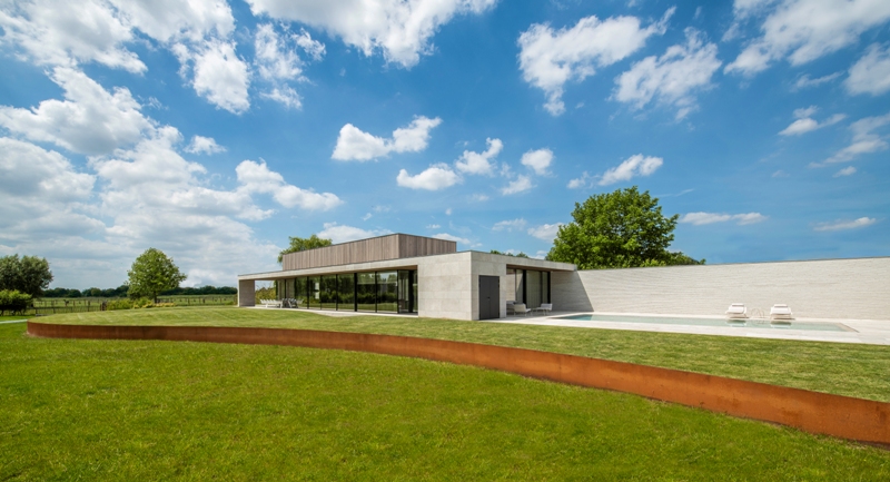 Stijn Phlypo kunstzinnige villatuin exclusieve tuin luxe luxueus inspiratie chique chic gardens tips moderne tuin totaalproject tuinproject tuinaannemer kunst in de tuin standbeelden beelden in de tuin trends outdoor living