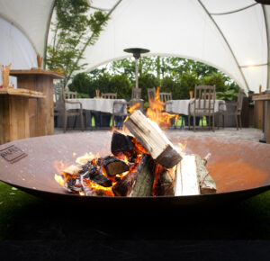 cortenstaal tuin terras tuininspiratie ideeën informatie sterk materiaal roestkleur exclusieve buitenleven onverwoestbaar decoratie outdoor design winter vuurschalen houtopslag buitenkeuken barbecue bbq magazine chic gardens