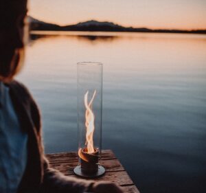 winterterras winter buitenleven terras tuin decoratie lampen verwarming windlichten terrasaankleding terrasaccessoires outdoor living outdoor design tuinmeubels tuinmeubilair tuinmeubelen tips gezelligheid vuurelementen chic gardens magazine luxe exclusief chique