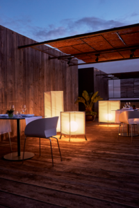 tuinverlichting buitenverlichting lampen vloerlamp staanlamp tuin exclusief uniek sfeer najaar terrasaankleding accessoires tuintrends lichten buitenruimte lifetyle outdoor design outdoor living luxe chique exclusief magazine chic garden belgisch magazine