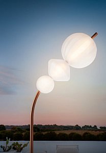 tuinverlichting buitenverlichting lampen vloerlamp staanlamp tuin exclusief uniek sfeer najaar terrasaankleding accessoires tuintrends lichten buitenruimte lifetyle outdoor design outdoor living luxe chique exclusief magazine chic garden belgisch magazine