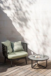feelgood kleuren winter trendkleuren terras tuin tips outdoor living moss olive groen olijfgroen stijlvolle buitenkamer buitenruimte winterproof winter vibes tuininspiratie tips tuinmeubelen tuinmeubilair meubels Belgisch magazine chic gardens wonen stijlvol
