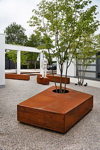 filip van damme vakmanschap tuinen exclusief tuinliefhebbers tuininspiratie tuinidee kunst kunstzinnige patio voortuin beeld kamagurka cortenstaal tuinarchitect tuinarchitectuur tuinontwerp uniek luxe chique design zwembad poolhouse terras achtertuin outdoor design magazine voor outdoor living inspiratie voor de buitenruimte terras magazine chic gardens tijdschrift tuinen