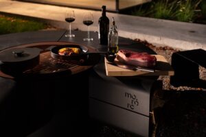 buitenkeuken haarden kooktoestellen vuur barbecue winter vuurschalen vuurhaarden buitenhaarden gervi outdoor tuin terras herfst najaar wintervakantie gezelligheid sfeer stijlvol luxe buitenleven vakantie in eigen tuin cortenstaal moderne materialen inspiratie tips advies mooiste designs belgisch magazine chic gardens
