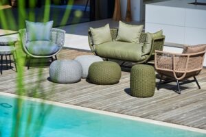 feelgood kleuren winter trendkleuren terras tuin tips outdoor living moss olive groen olijfgroen stijlvolle buitenkamer buitenruimte winterproof winter vibes tuininspiratie tips tuinmeubelen tuinmeubilair meubels Belgisch magazine chic gardens wonen stijlvol
