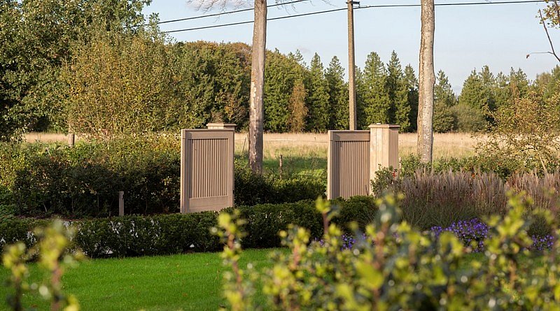 Pouleyn tuinpoorten tuinpporten tuinafsluitingen omheining hout aluminium materiaal duurzaam inspiratie tuinen projecten terrassen planten afsluiting idee architectuur pouleyn formino aitaa info tips groen belgisch magazine exclusieve tuinen tuininspiratie tuinidee tuinliefhebbers luxe chique villa chic gardens