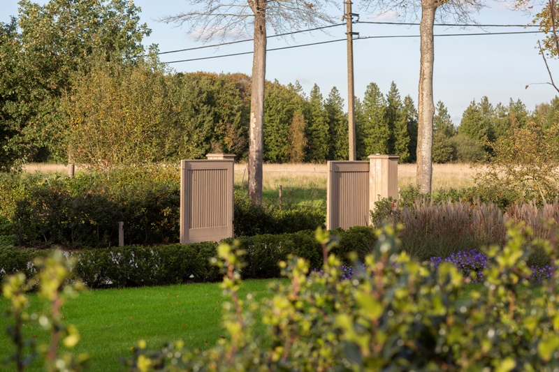 Pouleyn tuinpoorten tuinpporten tuinafsluitingen omheining hout aluminium materiaal duurzaam inspiratie tuinen projecten terrassen planten afsluiting idee architectuur pouleyn formino aitaa info tips groen belgisch magazine exclusieve tuinen tuininspiratie tuinidee tuinliefhebbers luxe chique villa chic gardens
