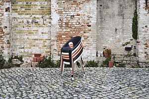 kleur in de tuin tuinmeubelen meubels meubilair tuinen terras exclusief kleurrijk luxe zetel stoel tafel outdoor meubilair bank poefs pouf paola lenti loll designs wünder belgisch merk bell chair lapalama sofa duurzaamheid tuininspiratie terrasinspiratie terrasaankleding tips ideeën buitenruimte magazine chic gardens outdoor living outdoor design lifestyle buitenmeubelen