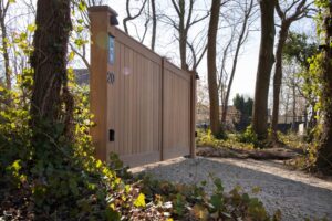 Pouleyn tuinpoorten tuinpporten tuinafsluitingen omheining hout aluminium materiaal duurzaam inspiratie tuinen projecten terrassen planten afsluiting idee architectuur pouleyn formino aitaa info tips groen belgisch magazine exclusieve tuinen tuininspiratie tuinidee tuinliefhebbers luxe chique villa chic gardens
