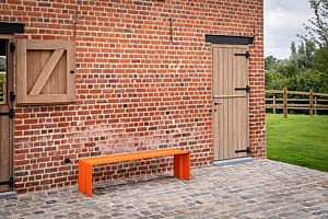 kleur in de tuin tuinmeubelen meubels meubilair tuinen terras exclusief kleurrijk luxe zetel stoel tafel outdoor meubilair bank poefs pouf paola lenti loll designs wünder belgisch merk bell chair lapalama sofa duurzaamheid tuininspiratie terrasinspiratie terrasaankleding tips ideeën buitenruimte magazine chic gardens outdoor living outdoor design lifestyle buitenmeubelen