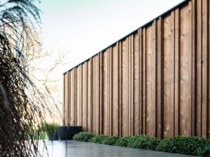 Pouleyn tuinpoorten tuinpporten tuinafsluitingen omheining hout aluminium materiaal duurzaam inspiratie tuinen projecten terrassen planten afsluiting idee architectuur pouleyn formino aitaa info tips groen belgisch magazine exclusieve tuinen tuininspiratie tuinidee tuinliefhebbers luxe chique villa chic gardens