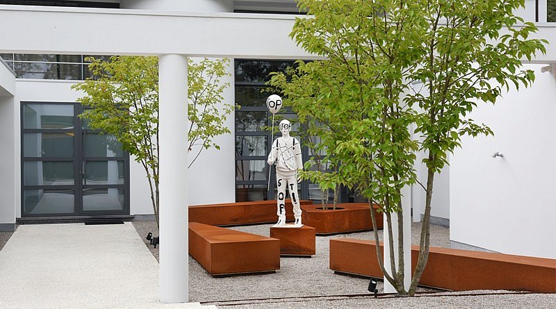 filip van damme vakmanschap tuinen exclusief tuinliefhebbers tuininspiratie tuinidee kunst kunstzinnige patio voortuin beeld kamagurka cortenstaal tuinarchitect tuinarchitectuur tuinontwerp uniek luxe chique design zwembad poolhouse terras achtertuin outdoor design magazine voor outdoor living inspiratie voor de buitenruimte terras magazine chic gardens tijdschrift tuinen