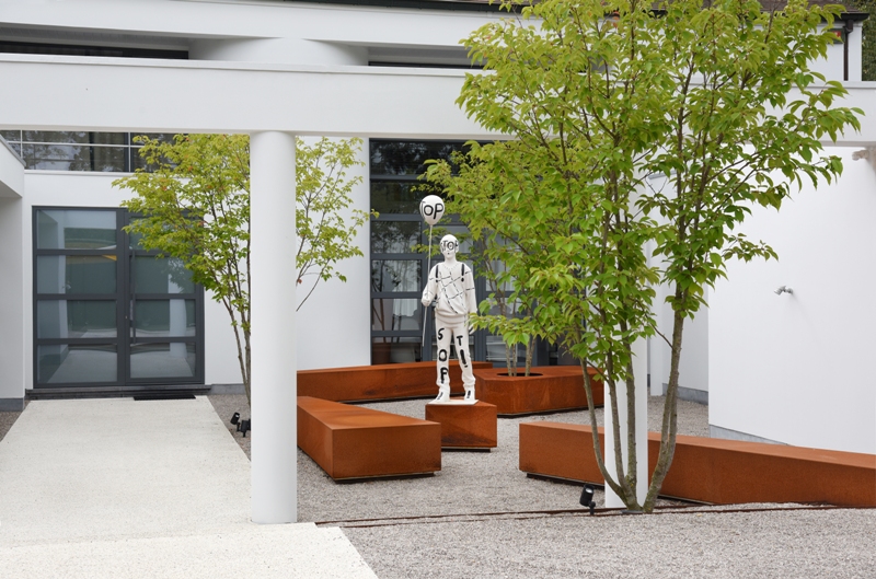 filip van damme vakmanschap tuinen exclusief tuinliefhebbers tuininspiratie tuinidee kunst kunstzinnige patio voortuin beeld kamagurka cortenstaal tuinarchitect tuinarchitectuur tuinontwerp uniek luxe chique design zwembad poolhouse terras achtertuin outdoor design magazine voor outdoor living inspiratie voor de buitenruimte terras magazine chic gardens tijdschrift tuinen