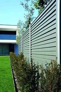 Pouleyn tuinpoorten tuinpporten tuinafsluitingen omheining hout aluminium materiaal duurzaam inspiratie tuinen projecten terrassen planten afsluiting idee architectuur pouleyn formino aitaa info tips groen belgisch magazine exclusieve tuinen tuininspiratie tuinidee tuinliefhebbers luxe chique villa chic gardens
