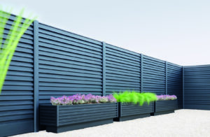 Pouleyn tuinpoorten tuinpporten tuinafsluitingen omheining hout aluminium materiaal duurzaam inspiratie tuinen projecten terrassen planten afsluiting idee architectuur pouleyn formino aitaa info tips groen belgisch magazine exclusieve tuinen tuininspiratie tuinidee tuinliefhebbers luxe chique villa chic gardens