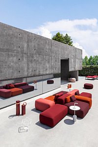 kleur in de tuin tuinmeubelen meubels meubilair tuinen terras exclusief kleurrijk luxe zetel stoel tafel outdoor meubilair bank poefs pouf paola lenti loll designs wünder belgisch merk bell chair lapalama sofa duurzaamheid tuininspiratie terrasinspiratie terrasaankleding tips ideeën buitenruimte magazine chic gardens outdoor living outdoor design lifestyle buitenmeubelen