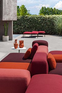 kleur in de tuin tuinmeubelen meubels meubilair tuinen terras exclusief kleurrijk luxe zetel stoel tafel outdoor meubilair bank poefs pouf paola lenti loll designs wünder belgisch merk bell chair lapalama sofa duurzaamheid tuininspiratie terrasinspiratie terrasaankleding tips ideeën buitenruimte magazine chic gardens outdoor living outdoor design lifestyle buitenmeubelen