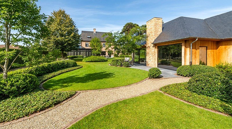 tuinprojecten exclusieve tuinen tuininspiratie stijlvolle tuinen tuinideeën zomerterras tuininrichting tuinaanleg v&v groenservice realisaties tuin droomtuin voorbeelden tuinen tuinarchitectuur tuinarchitecte hilde beirinckx bestrating beplating tuinontwerp tuinontwerpers stijl luxe tuin luxueus bloemen planten bijgebouw in de tuin magazine belgisch chic gardens lezen inspiratiemagazine tijdschrift