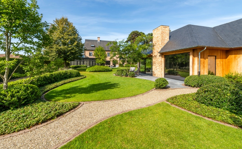 tuinprojecten exclusieve tuinen tuininspiratie stijlvolle tuinen tuinideeën zomerterras tuininrichting tuinaanleg v&v groenservice realisaties tuin droomtuin voorbeelden tuinen tuinarchitectuur tuinarchitecte hilde beirinckx bestrating beplating tuinontwerp tuinontwerpers stijl luxe tuin luxueus bloemen planten bijgebouw in de tuin magazine belgisch chic gardens lezen inspiratiemagazine tijdschrift