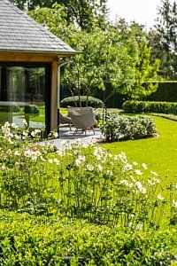 tuinprojecten exclusieve tuinen tuininspiratie stijlvolle tuinen tuinideeën zomerterras tuininrichting tuinaanleg v&v groenservice realisaties tuin droomtuin voorbeelden tuinen tuinarchitectuur tuinarchitecte hilde beirinckx bestrating beplating tuinontwerp tuinontwerpers stijl luxe tuin luxueus bloemen planten bijgebouw in de tuin magazine belgisch chic gardens lezen inspiratiemagazine tijdschrift