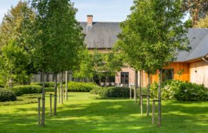 tuinprojecten exclusieve tuinen tuininspiratie stijlvolle tuinen tuinideeën zomerterras tuininrichting tuinaanleg v&v groenservice realisaties tuin droomtuin voorbeelden tuinen tuinarchitectuur tuinarchitecte hilde beirinckx bestrating beplating tuinontwerp tuinontwerpers stijl luxe tuin luxueus bloemen planten bijgebouw in de tuin magazine belgisch chic gardens lezen inspiratiemagazine tijdschrift