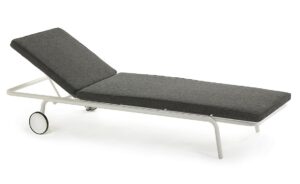 August by Vincent Van Duysen serax nieuwe collectie tuintrends tuinmeubels magazine chic gardens exclusieve tuinen stijlvolle tuin luxe outdoor living outdoor design dsigners ontwerpers belgisch tuinboeken inspiratie betere buitenleven zwembad nieuwigheden trends ligstoelen architectuur tuinmeubilair tuinmeubelen tuinmeubels stijvolle ligstoel ligbed zwembad zomer idee