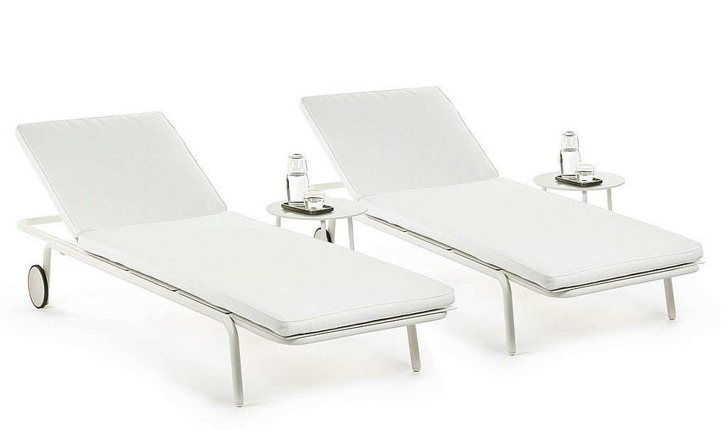 August by Vincent Van Duysen serax nieuwe collectie tuintrends tuinmeubels magazine chic gardens exclusieve tuinen stijlvolle tuin luxe outdoor living outdoor design dsigners ontwerpers belgisch tuinboeken inspiratie betere buitenleven zwembad nieuwigheden trends ligstoelen architectuur tuinmeubilair tuinmeubelen tuinmeubels stijvolle ligstoel ligbed zwembad zomer idee